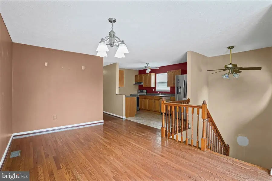 560 Elizabeth Ln, Glen Burnie, MD 21061 - #2