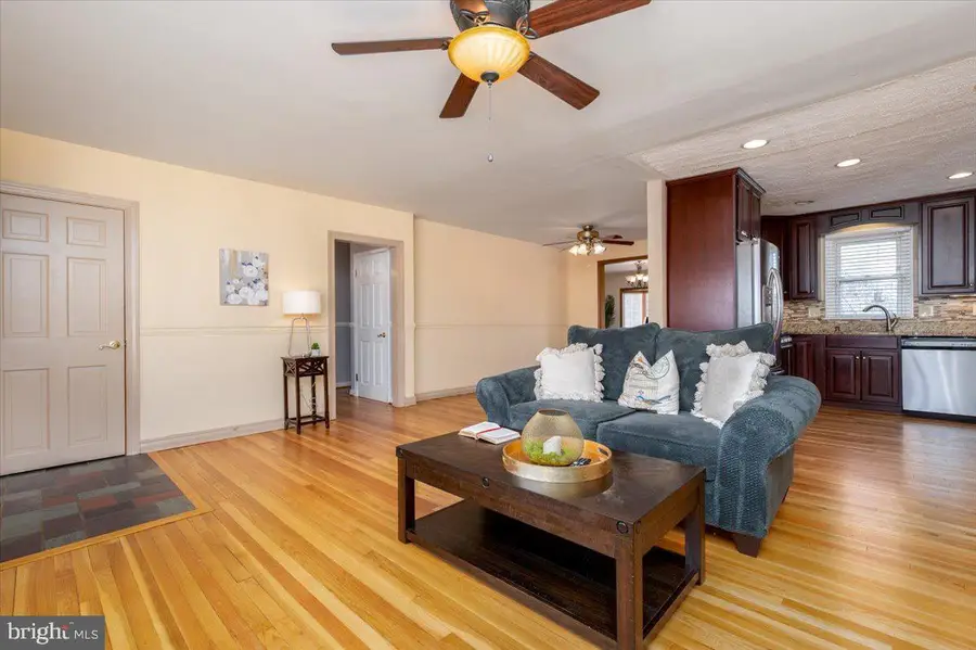 8816 Richmond Ave, Parkville, MD 21234 - #3