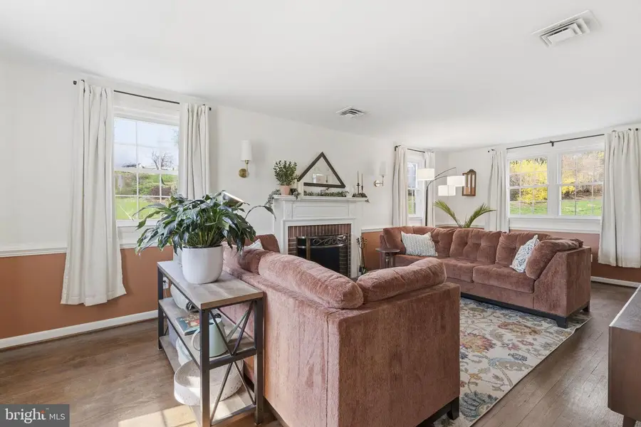 1 Glenluce Ct, Towson, MD 21286 - #3