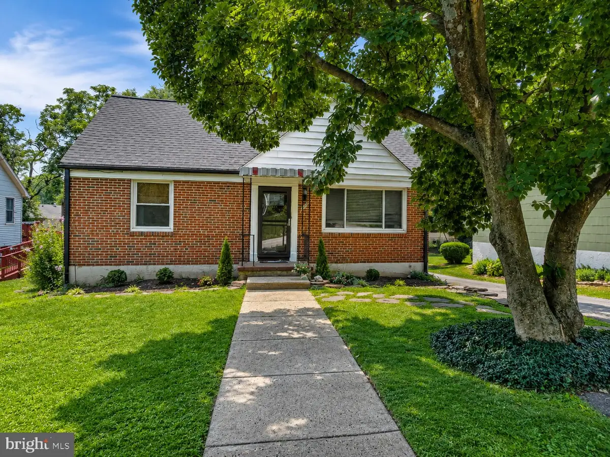 907 Woodsdale Rd, Catonsville, MD 21228 - #1