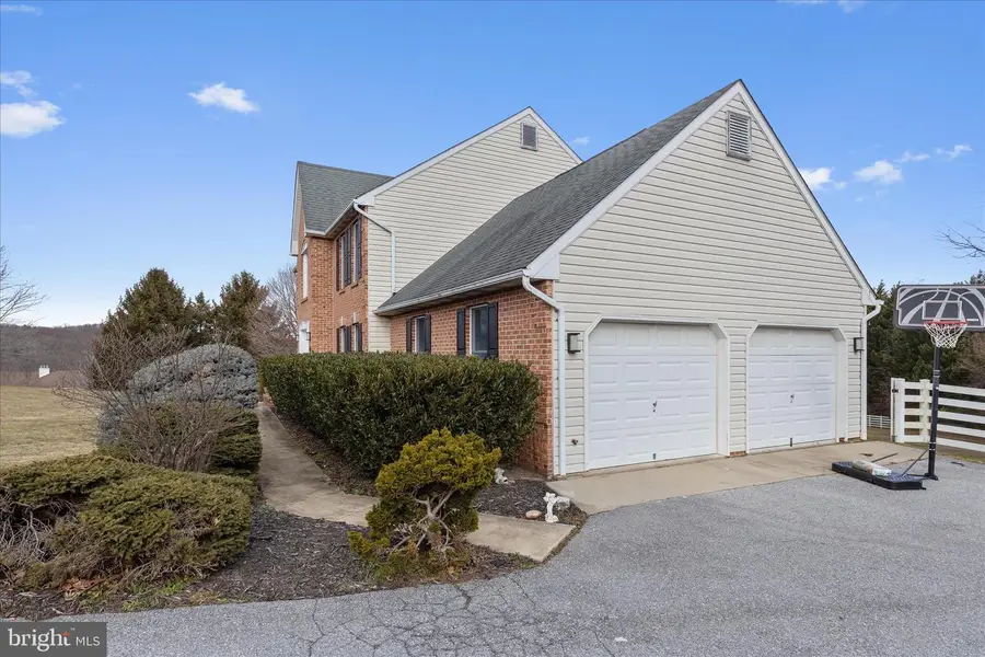 2111 Warren Way Dr, Westminster, MD 21157 - Image #2