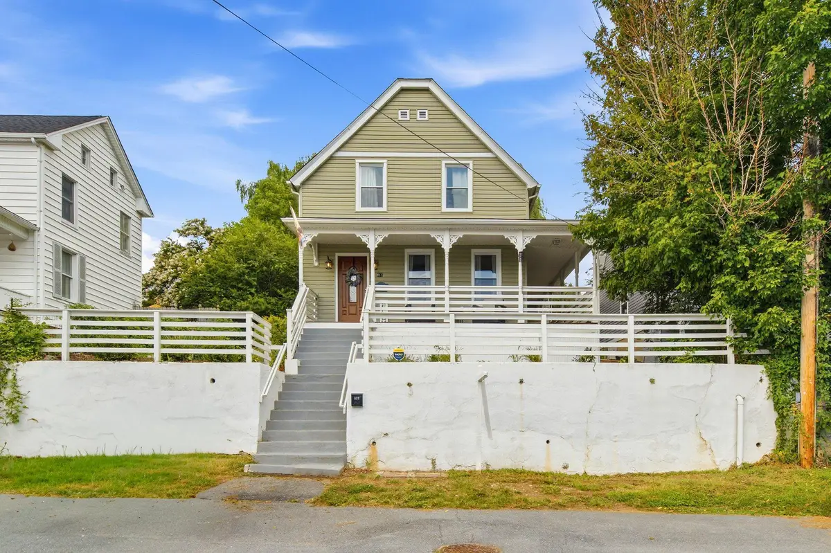 811 E B St, Brunswick, MD 21716 - #1