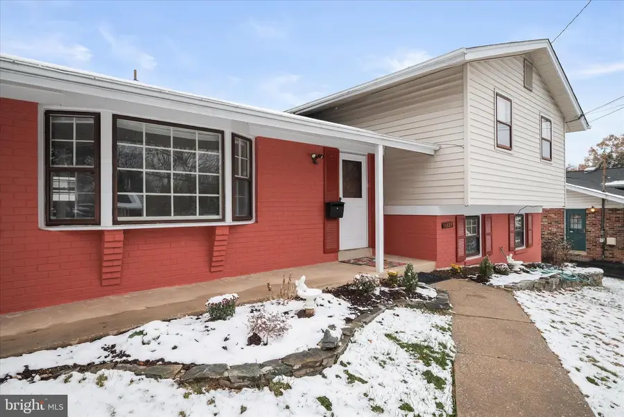 11828 Enid Dr, Potomac, MD 20854 - Image #2