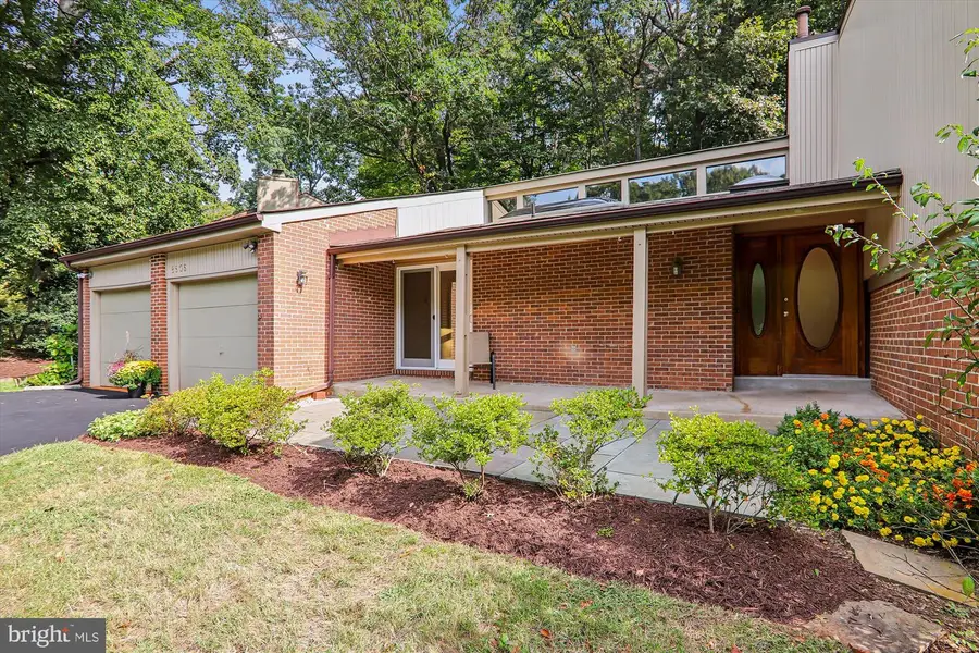 8805 Hidden Hill Ln, Rockville, MD 20854 - Image #3