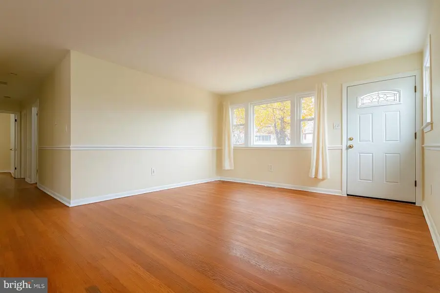 402 Horners Ln, Rockville, MD 20850 - Image #2