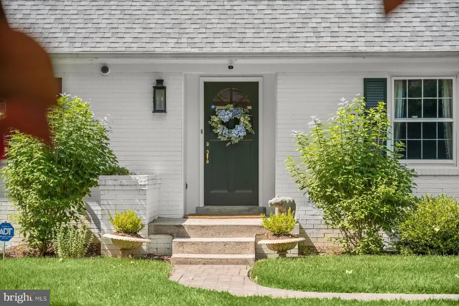 8436 Burning Tree Rd, Bethesda, MD 20817 - Image #2