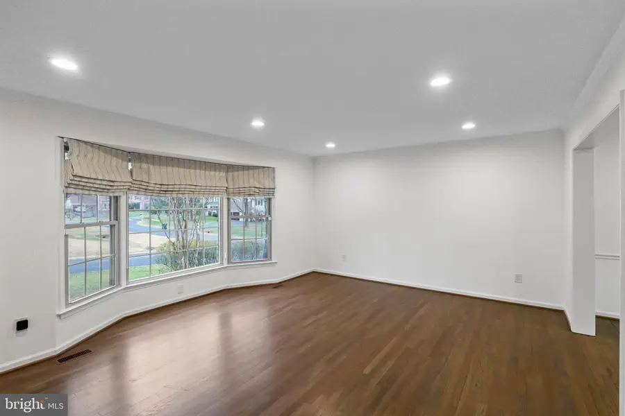 9312 Sprinklewood Ln, Potomac, MD 20854 - Image #3