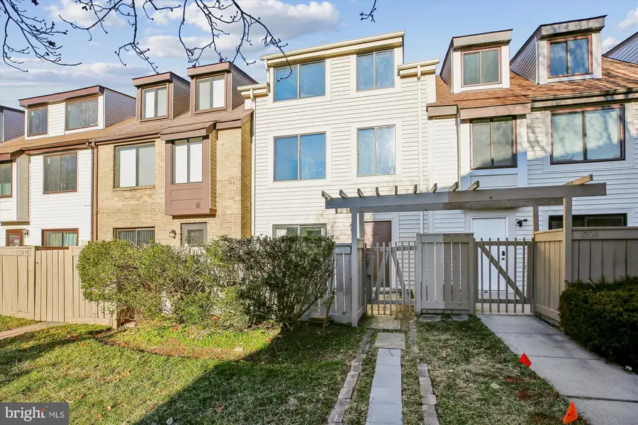 10012 Forest View Pl, Montgomery Village, MD 20886 - #2