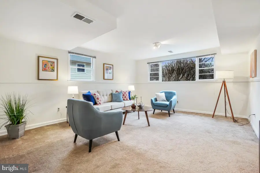 9504 Hollins Ct, Bethesda, MD 20817 - Image #3