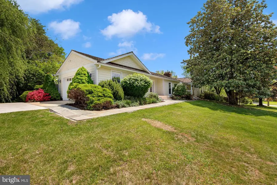 11229 Huntover Dr, Rockville, MD 20852 - #2