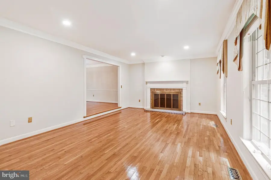 10009 New London Dr, Potomac, MD 20854 - #3