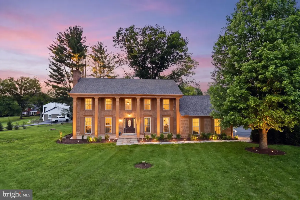 8701 Lochaven Dr, Gaithersburg, MD 20882 - #1