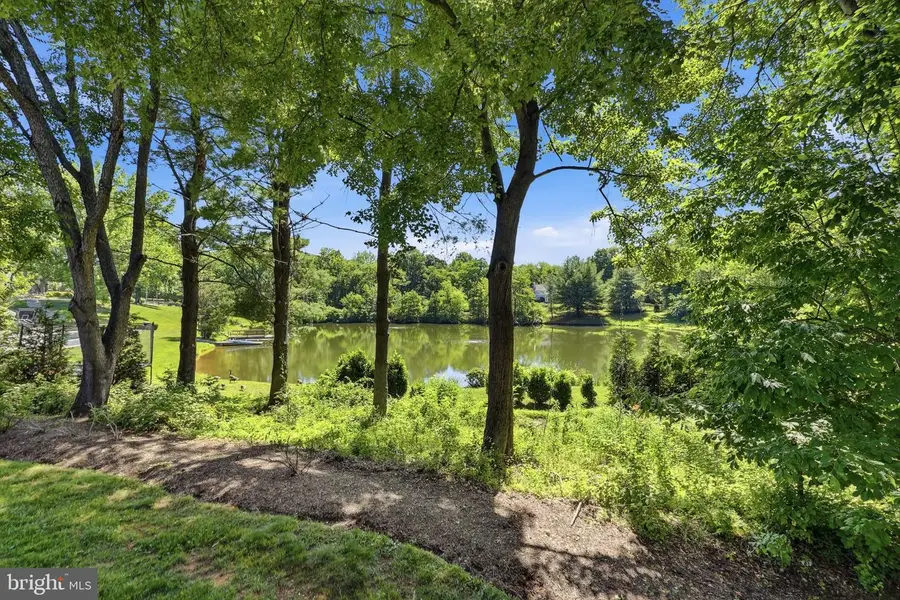 10211 Lakewood Dr, Rockville, MD 20850 - #3
