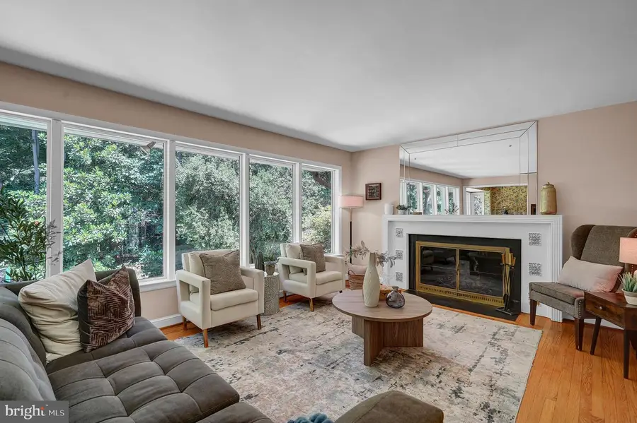 9233 Farnsworth Dr, Potomac, MD 20854 - #3