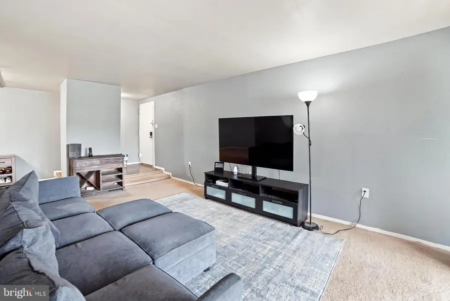 402 Girard St #9, Gaithersburg, MD 20877 - #3