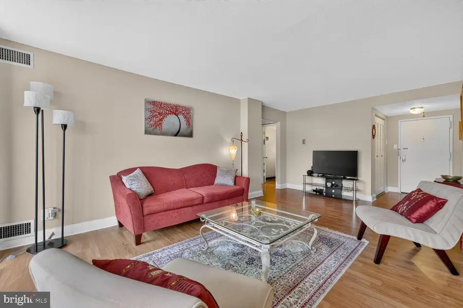 4 Monroe St #4-909, Rockville, MD 20850 - #2