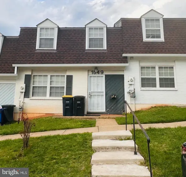 1894 Village Green Dr, HYATTSVILLE, MD 20785