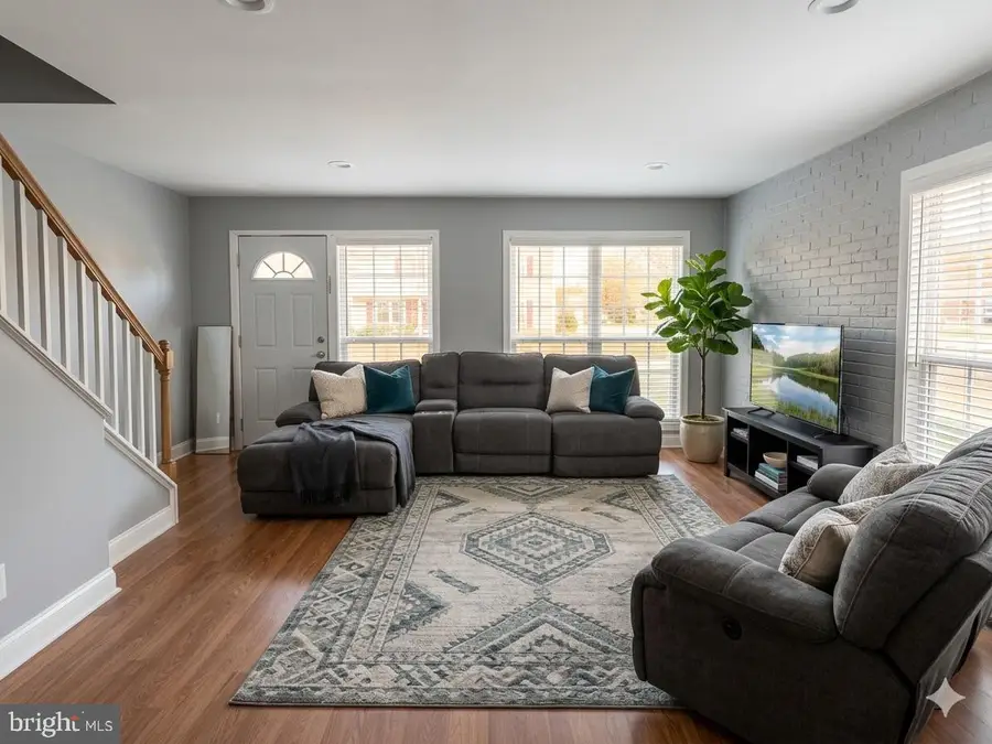907 E Meadows Ct, Oxon Hill, MD 20745 - #2