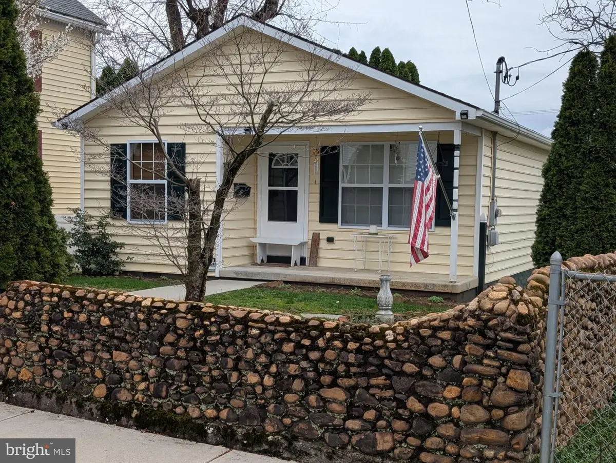 417 Liberty St, Hagerstown, MD 21740 - #1