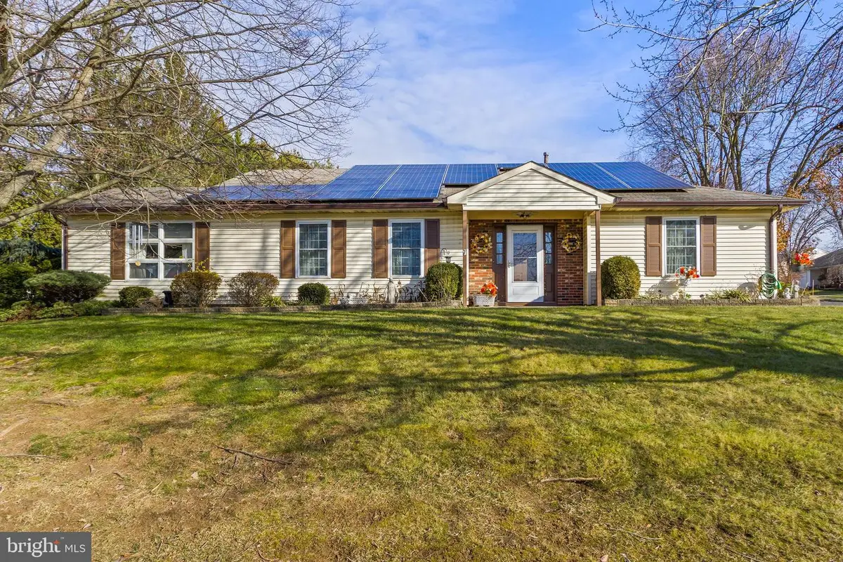 102 Carriage Hill Ct, Columbus, NJ 08022 - Image #1