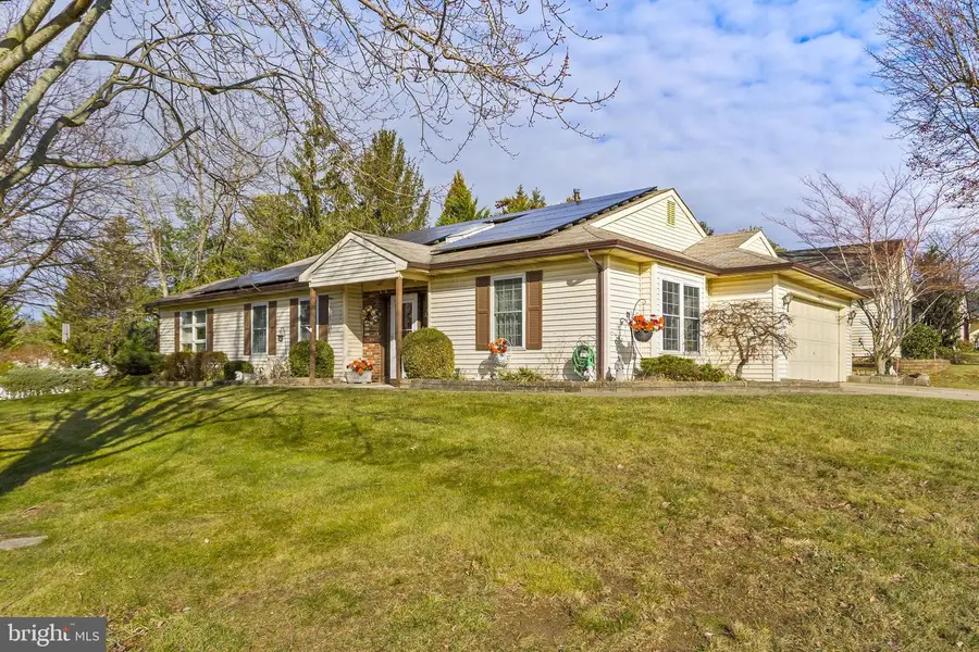 102 Carriage Hill Ct, Columbus, NJ 08022 - Image #2