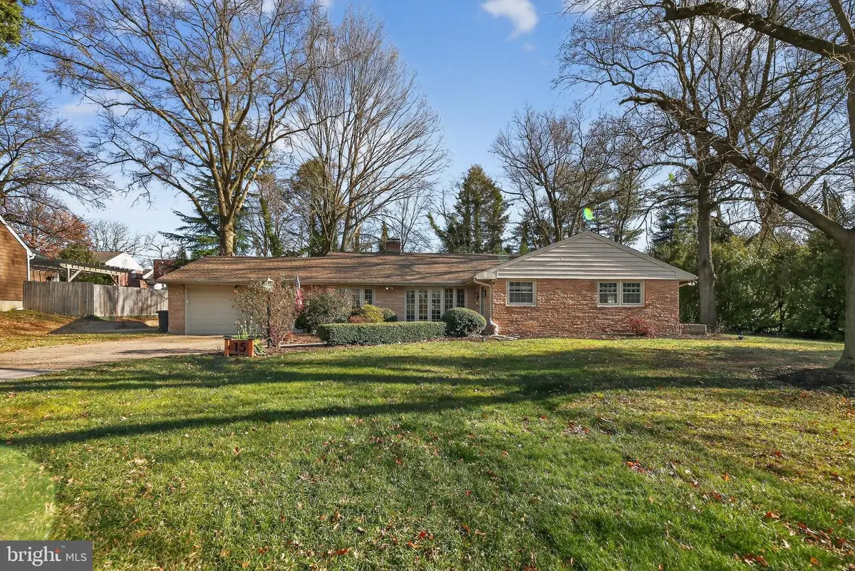 15 Circle Dr, Moorestown, NJ 08057 - Image #1