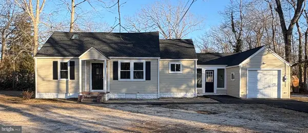 4 W Lakeshore Dr, BROWNS MILLS, NJ 08015