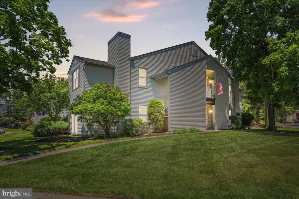 9 Village Ct, MOUNT LAUREL, NJ 08054
