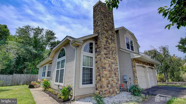 24 Foxchase Dr, BURLINGTON, NJ 08016