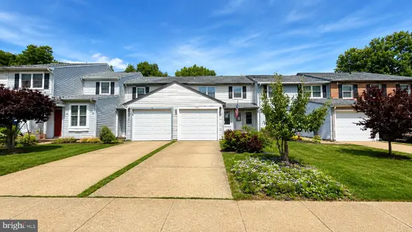 17 Farnwood Rd, MOUNT LAUREL, NJ 08054
