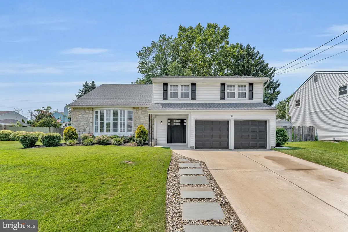 19 Kingsbridge Dr, Burlington, NJ 08016 - #1