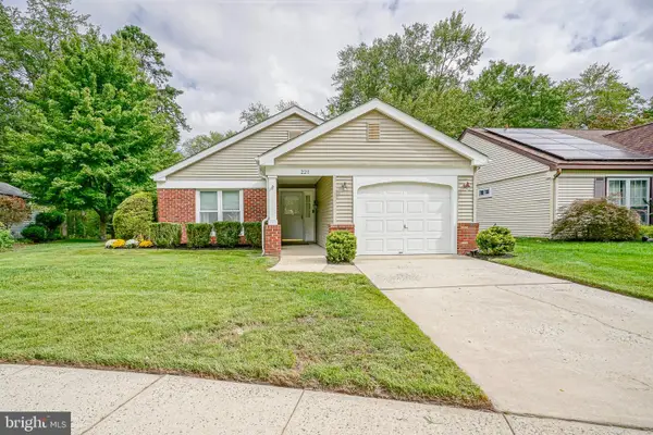 220 N Plymouth Ct, SOUTHAMPTON, NJ 08088