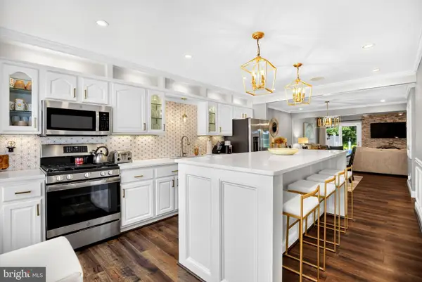 4 Farnwood Rd, MT LAUREL, NJ 08054