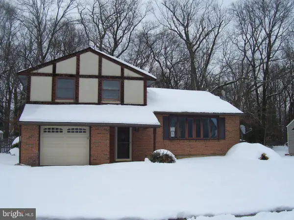 211 Forrest Dr, BLACKWOOD, NJ 08012