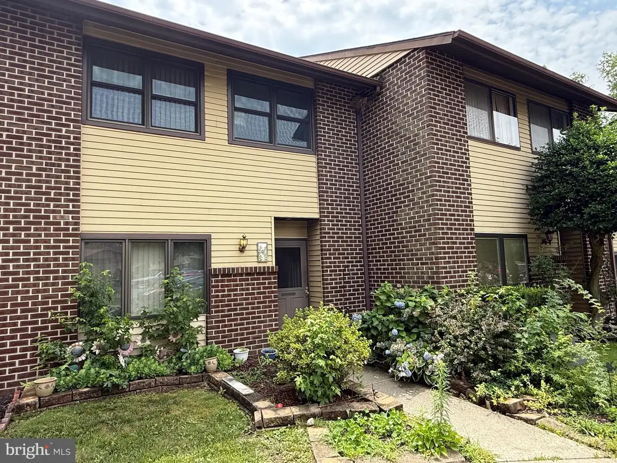 6 Buckthorn Ct, Woodbury, NJ 08096 - #1