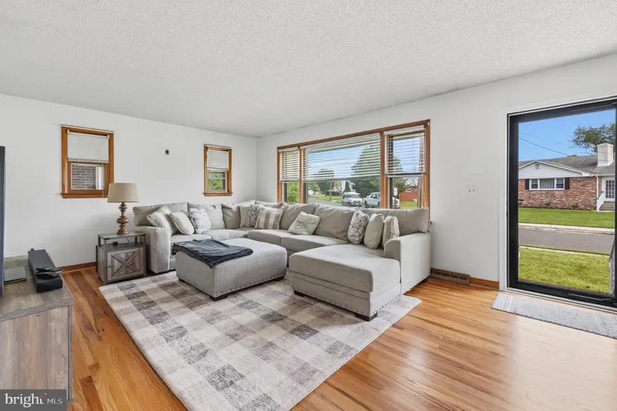 97 Center St, Gibbstown, NJ 08027 - #2