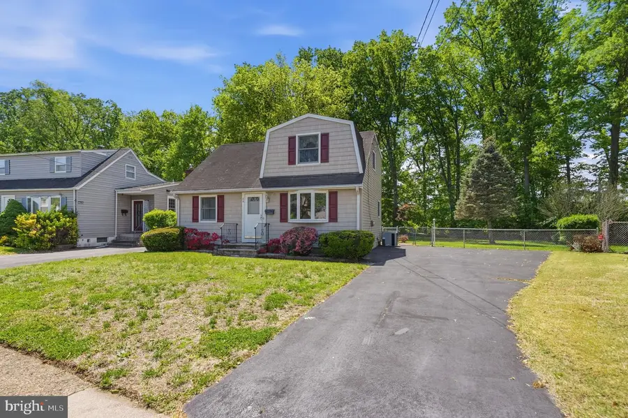 54 Longwood Dr, Hamilton, NJ 08620 - #2