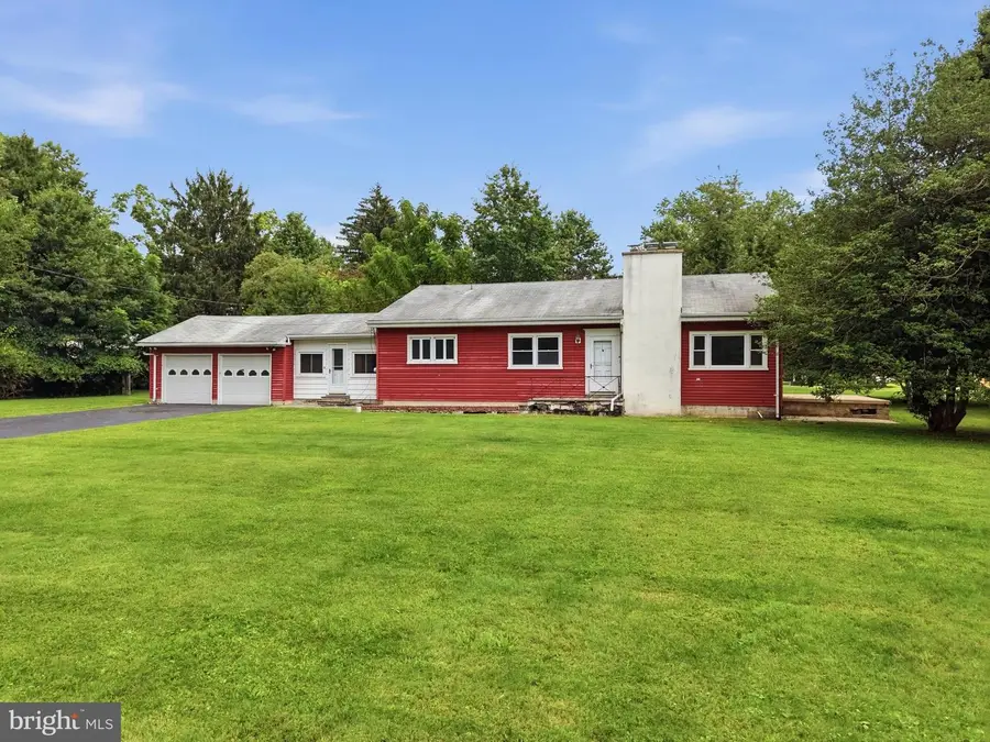 4 Flower Hill Ln, Pennington, NJ 08534 - #2