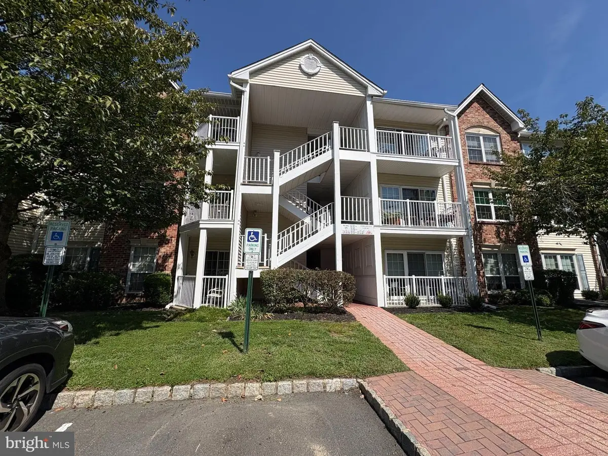 32 Versailles Ct, Hamilton, NJ 08619 - #1