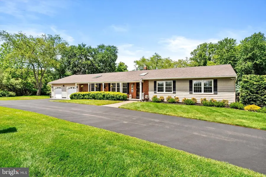 2 Horseshoe Dr, Millstone Township, NJ 08535 - #2