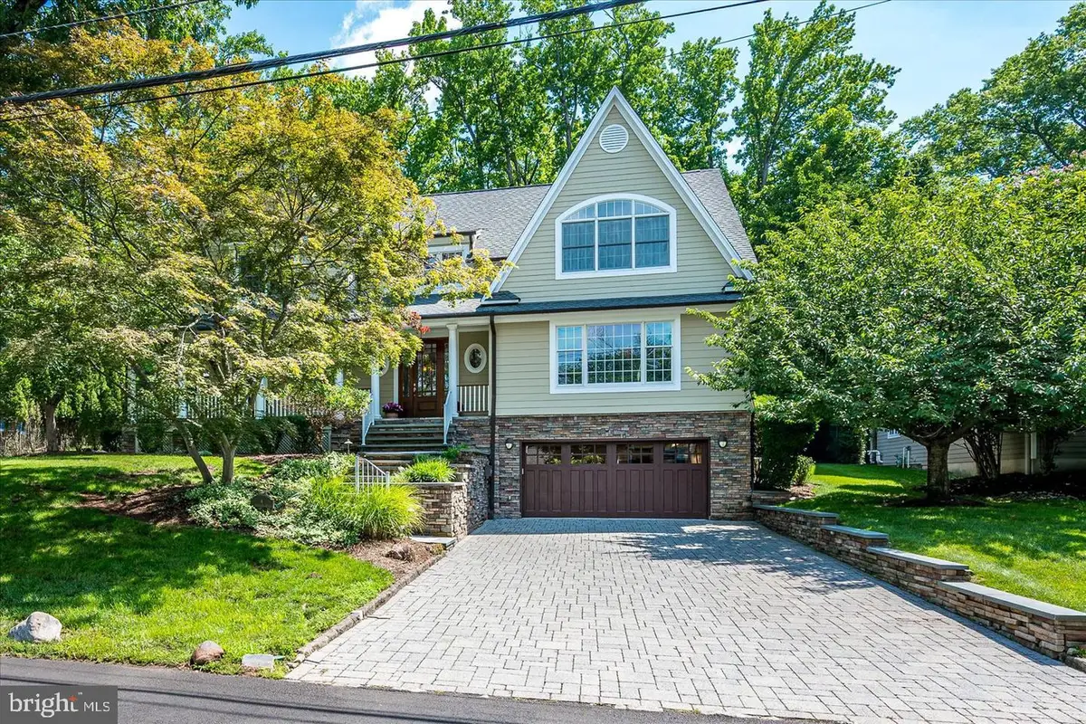 4 Edgewood Rd, Edison, NJ 08820 - #1