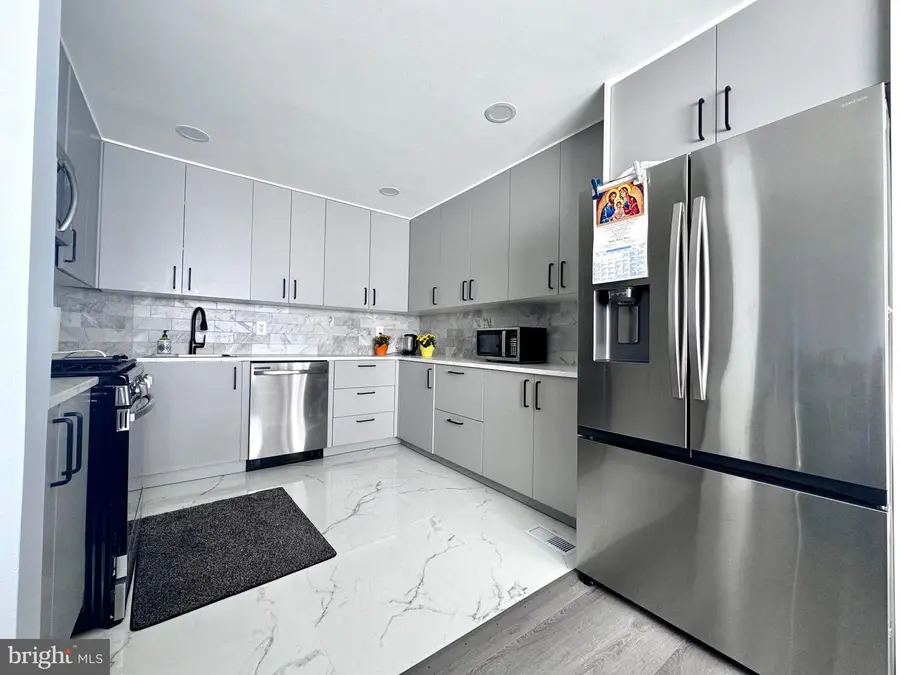 29 Farnham Sq, Parlin, NJ 08859 - #2