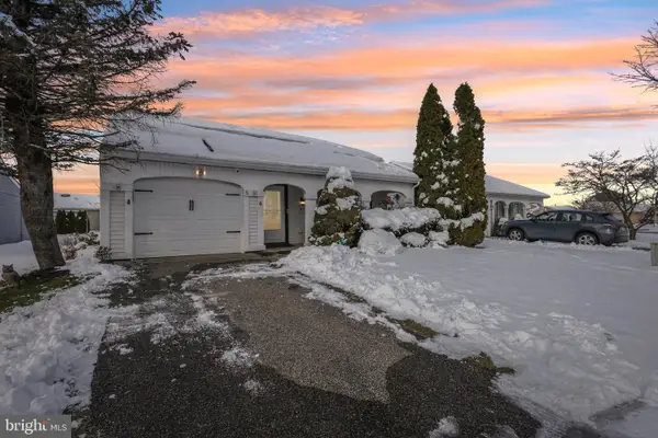 4 Harrogate La, MANCHESTER, NJ 08759