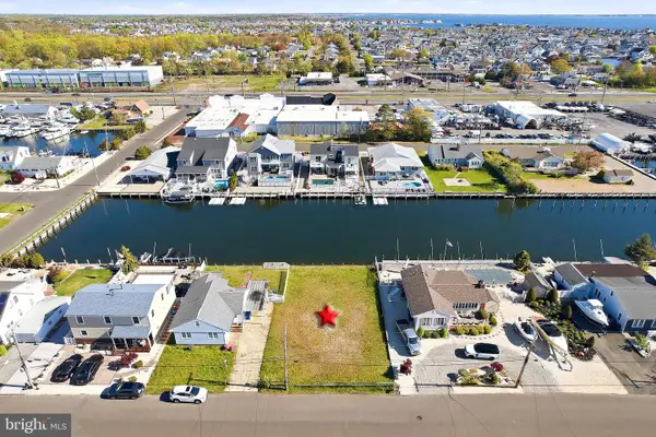 10 Cruiser Ct, TOMS RIVER, NJ 08753