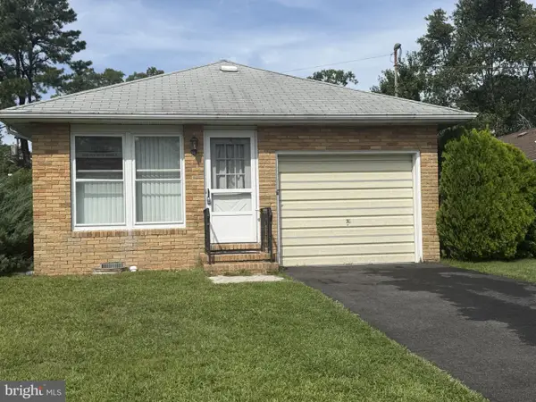 2 Acorn Rd, MANAHAWKIN, NJ 08050