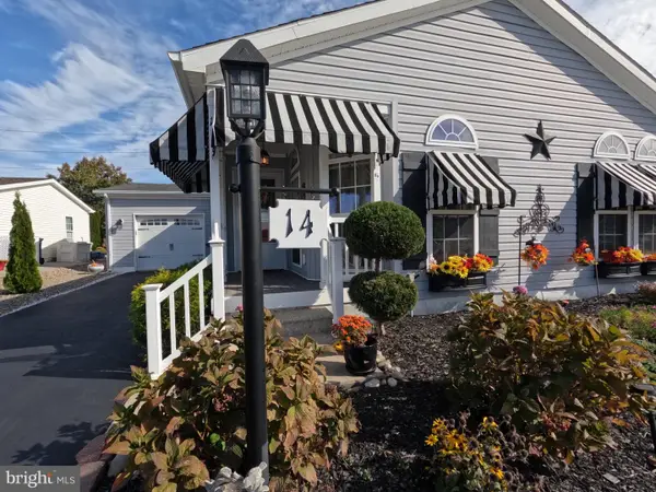 14 Lumberton Ave, MANAHAWKIN, NJ 08050