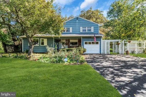 4 Denise Ct, SOMERSET, NJ 08873