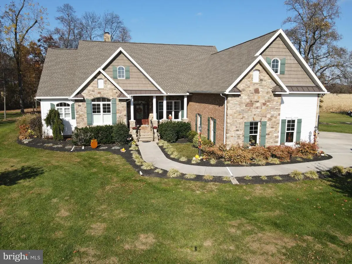 140 W Reynolds Rd, New Oxford, PA 17350 - #1