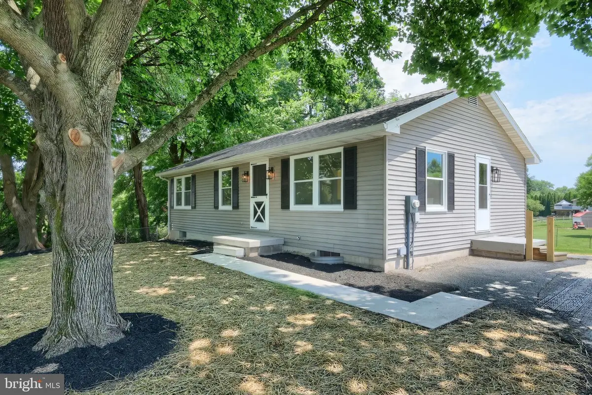 415 Hanover St, New Oxford, PA 17350 - #1