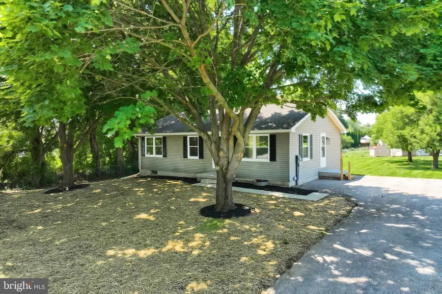415 Hanover St, New Oxford, PA 17350 - #2